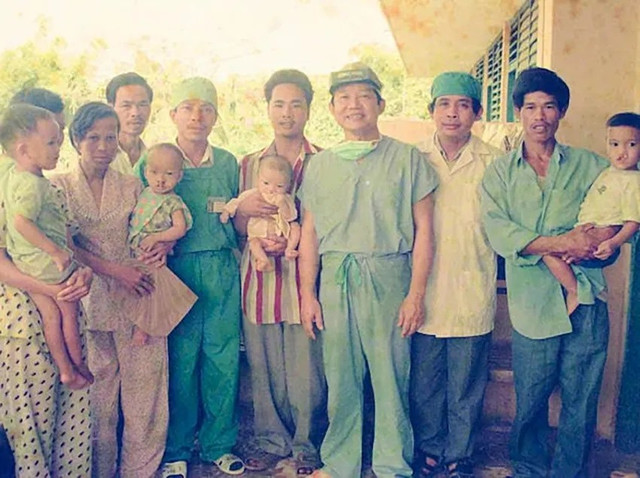 Bác sĩ Trần Thành Trai (thứ tư từ phải sang) trong một chuyến phẫu thuật cho trẻ sứt môi hở vòm ở Nghệ An năm 1998. Ảnh tư liệu. tran-thanh-trai-1.png