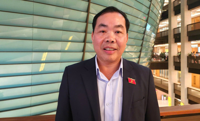 Đại biểu Nguyễn Quang Huân (đoàn Bình Dương) trao đổi với PV bên hành lang Quốc hội. Ảnh: Mai Loan. nguyen-quang-huan.jpg