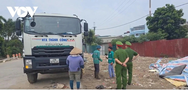 Cơ quan chức năng hướng dẫn đơn vị vận chuyển rác thải bảo đảm vệ sinh môi trường. 1.jpg