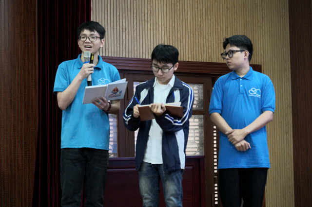 Quang cùng nhóm nghiên cứu báo cáo đề tài tại phiên toàn thể Hội nghị khoa học sinh viên. Đề tài đã đoạt giải Nhì. ung-thu-tuyen-giap-2.jpg