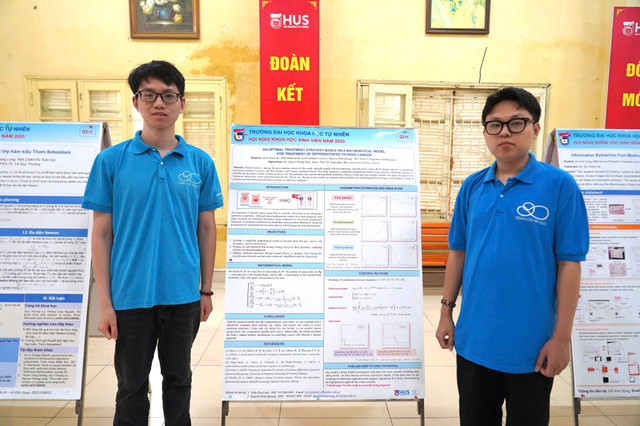 Em Nguyễn Đình Quang (bìa trái) và Trần Văn Luật bên poster về công trình của mình tại Hội nghị khoa học sinh viên Trường ĐH Khoa học Tự nhiên năm 2025. ung-thu-tuyen-giap.jpg