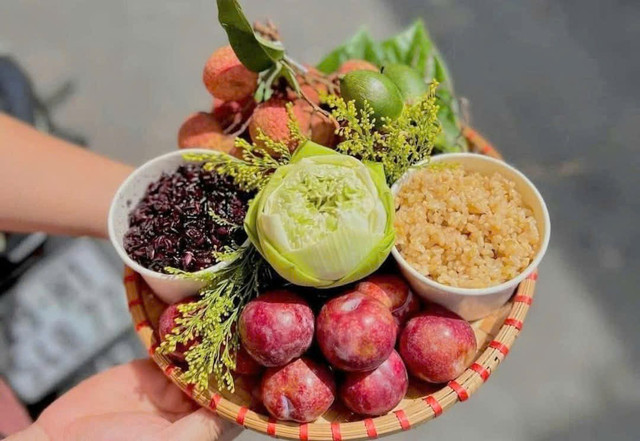 Theo quan niệm cổ truyền, có thể giết sâu bọ bằng cách ăn thức ăn, hoa quả, rượu nếp vào ngày Tết Đoan Ngọ. Ảnh: MXH. tet-doan-ngo.jpg