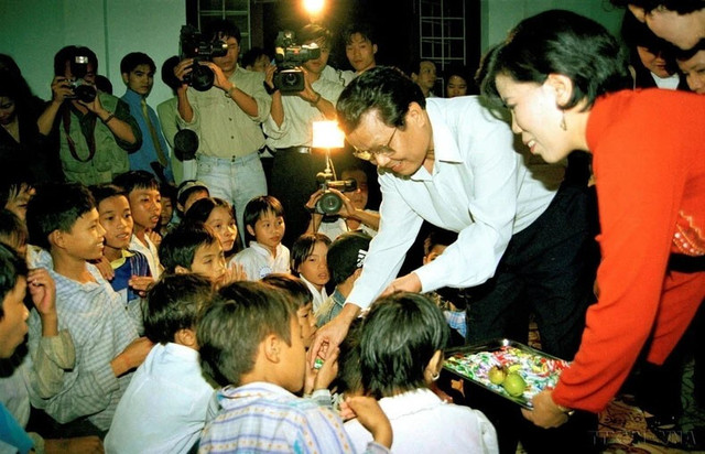 Chủ tịch nước Trần Đức Lương vui tết Trung thu và tặng quà cho các cháu có hoàn cảnh khó khăn, mồ côi được nuôi dậy tại các cơ sở mái ấm tình thương ở các quận, huyện của thành phố Hà Nội (5.10.1998). Ảnh: Trọng Nghiệp/TTXVN. a-tran-duc-luong.jpg