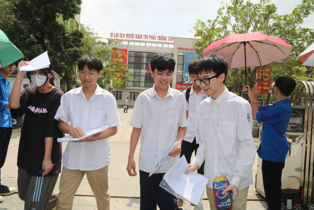 Thí sinh phấn khởi sau khi rời phòng thi môn Ngữ văn. Ảnh: Mai Loan. de-mon-van.jpg