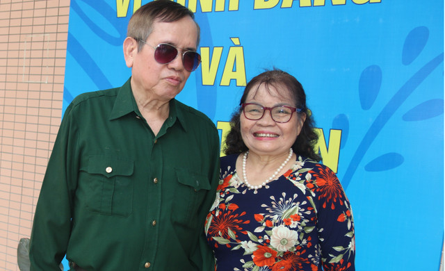 Mất đi đôi mắt, nhưng người thương binh Cao Văn Thành lại được ánh sáng tình yêu bù đắp suốt cuộc đời. Ảnh: Mai Loan. cao-van-thanh-2.jpg