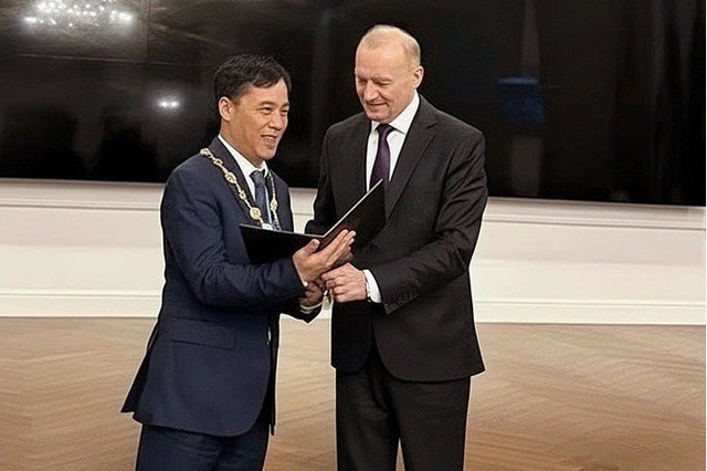 Chủ tịch IAAS, Viện sĩ Viện hàn lâm khoa học Belarus, ông Vladimir Gusakov, trao bằng Viện sĩ cho GS.VS Lê Trường Giang. Ảnh: VAST. le-truong-giang.jpg