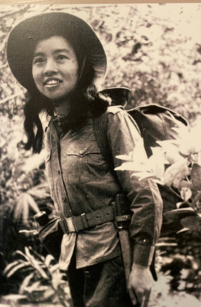 TTND.PGS.TS Nguyễn Kim Nữ Hiếu trên đường hành quân vào Quảng Trị. bs-hieu-2.jpg