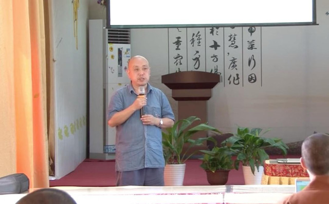 Ninh Bạch đang thuyết giảng tại Học viện Phật giáo. Ảnh: Thepaper. ninh-bach-4.jpg