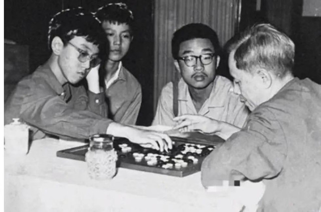 Ninh Bạch chơi cờ với Phó Thủ tướng Phương Nghị. Ảnh: Thepaper. ninh-bach-2.jpg