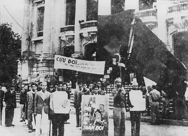 Thực hiện lệnh Tổng khởi nghĩa trong Cách mạng Tháng Tám năm 1945 ở Hà Nội. Ảnh tư liệu. cmt82.jpg