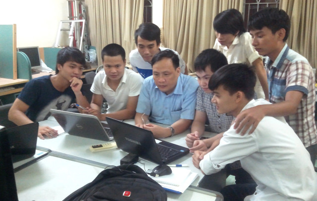 GS.TSKH Nguyễn Đình Đức làm việc với các sinh viên trong nhóm nghiên cứu. Ảnh: NVCC. thay-duc-2.jpg