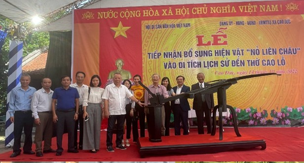 Hội Di sản văn hóa Việt Nam đặt Nỏ thần theo phục dựng của kỹ sư Thanh tại đền thờ Cao Lỗ. Ảnh: NVCC. no-than-4.png