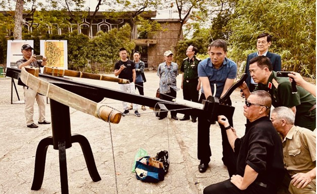Thượng tướng, Viện sĩ, Tiến sĩ, AHLLVTND Nguyễn Huy Hiệu; Trung tướng, GS.TS Nguyễn Đình Chiến ( người bắn nỏ ); Đại tá, GS.TS Lê Đình Sỹ; Đại tá GS.TS Vũ Tang Bồng, cung thủ Phạm Quang Minh và kỹ sư Vũ Đình Thanh bắn nỏ thần phục dựng. Ảnh: NVCC. no-than-2.png