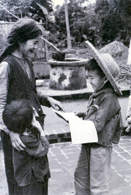 Cậu bé Trần Đăng Khoa đang đọc thơ cho mẹ nghe. Ảnh: Tư liệu. tran-dang-khoa-2.png
