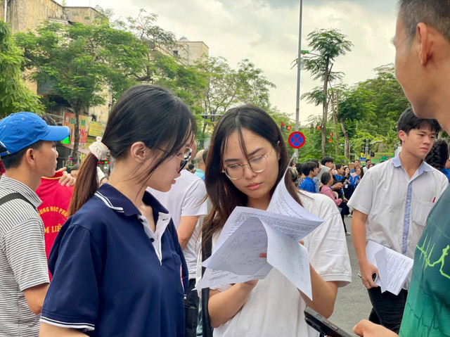 Thí sinh ra khỏi phòng thi môn Toán chiều 26/6. Ảnh: Trần Hải. mon-toan-2.jpg