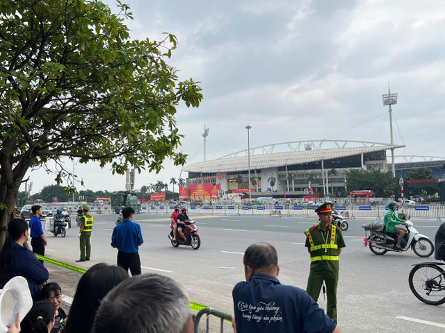 Với nhiều người dân, đây là lần đầu tiên được tận mắt chứng kiến màn đại bác đồng loạt khai hỏa. 7-2523.jpg