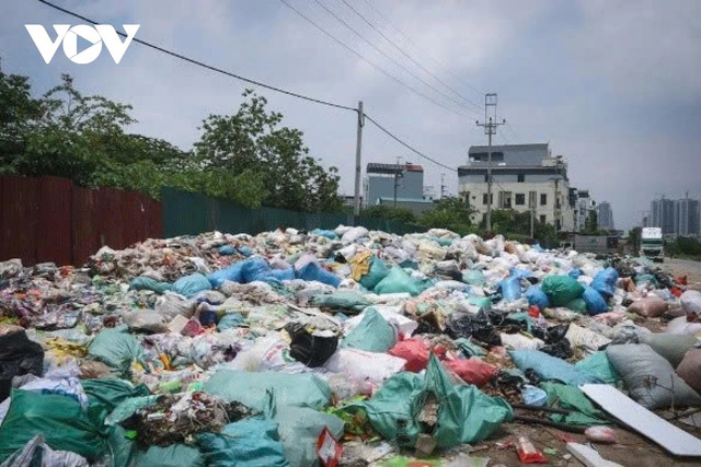 Bánh kẹo, thực phẩm ăn vặt không rõ nguồn gốc bị đổ bỏ ra đường. 2.jpg