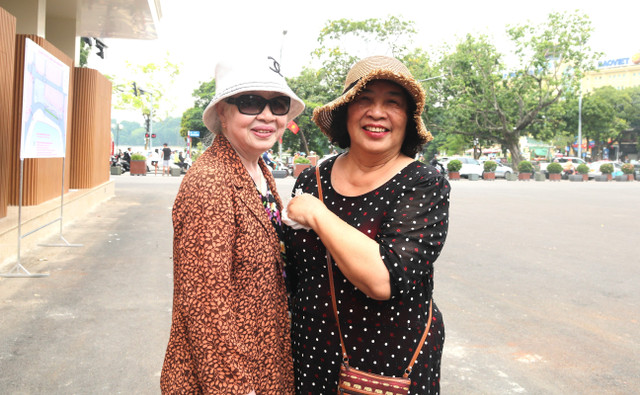 Bà Oanh (trái) và bà Lan đều đã gắn bó với Hà Nội từ nhỏ, chỉ mong Hà Nội giữ được hồn cốt của mảnh đất Tràng An ngàn năm văn hiến. bac-oanh-2.jpg