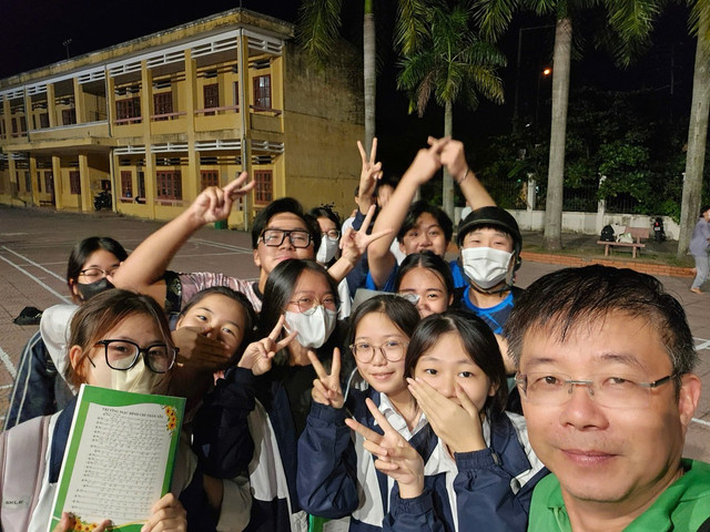 Thầy giáo Nguyễn Minh Quý và các học trò. Ảnh: NVCC. nguyen-minh-quy.jpg