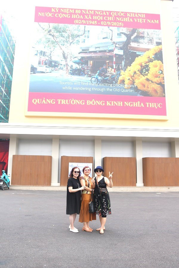 Bà Hồng Thanh (bìa phải) cùng với những người bạn của mình tham quan Quảng Trường Đông Kinh Nghĩa Thục. bac-gia-lam.jpg