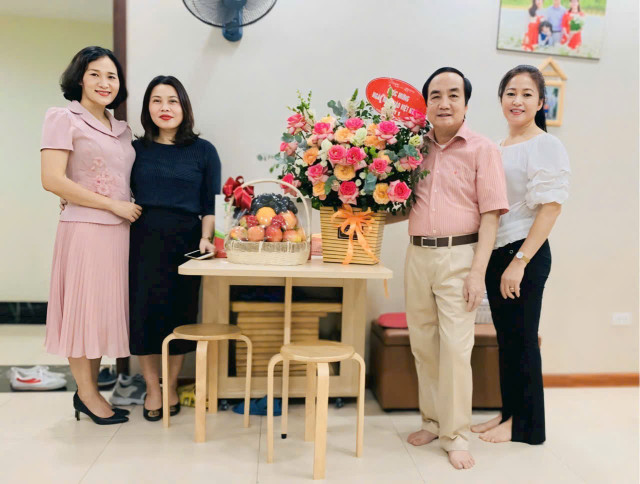 ThS Lê Hương Giang (ngoài cùng bìa trái) cùng các học viên đến thăm PGS.TS Trần Khánh Thành. Ảnh: NVCC. giang-be.jpg
