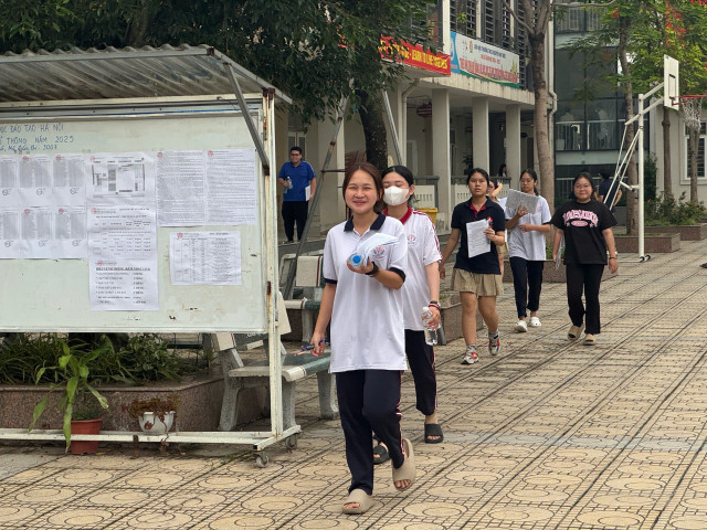 Thí sinh rời phòng thi môn Tiếng Anh, kỳ thi tốt nghiệp THPT năm 2025. tieng-anh.jpg