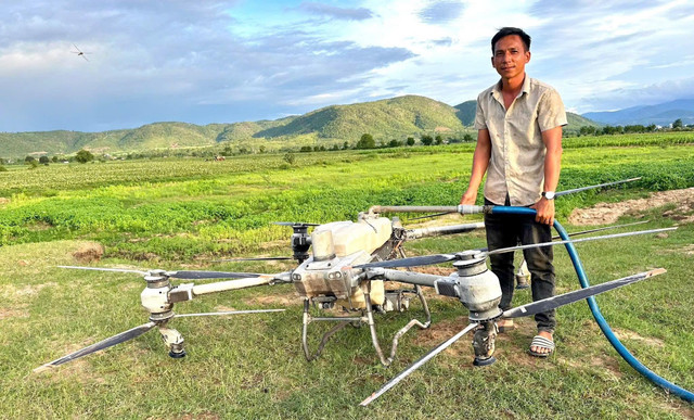 "Người hùng" Trần Văn Nghĩa (trú xã Chư Sê, tỉnh Gia Lai) bên Drone phun thuốc sâu cứu hai em nhỏ giữa dòng lũ. Ảnh" NVCC. anh-nghia.jpg