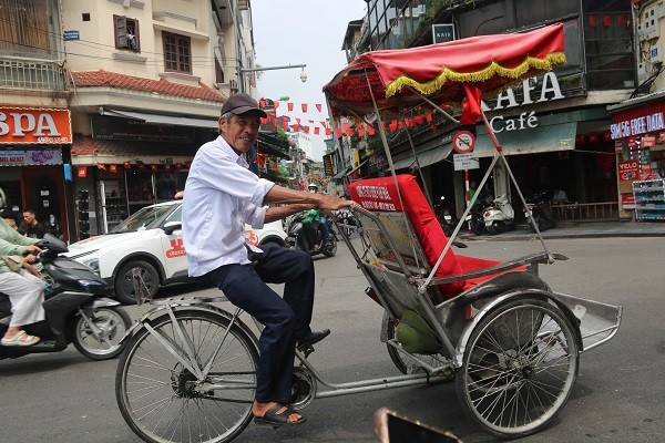 Ông Tảo bày tỏ sự hài lòng với không gian mới của Quảng trường. 18.jpg
