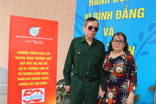 Bao nhiêu năm qua, với bàn tay nắm chặt, bà là người vợ, người đồng hành, đã cùng ông viết nên câu chuyện tình yêu xúc động. Ảnh: Mai Loan. img-4807.jpg