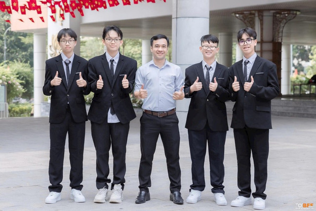 Học sinh Nguyễn Quang Anh (đứng thứ hai, từ trái sang) cùng các thành viên đội tuyển Toán. Ảnh: NVCC. quang-anh-1.jpg