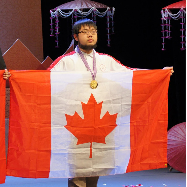 Zhuo Qun (Alex) Song là thí sinh duy nhất trong lịch sử từng 6 lần tham dự Olympic Toán học Quốc tế (IMO), giành 5 Huy chương Vàng. hcv-olympic.png