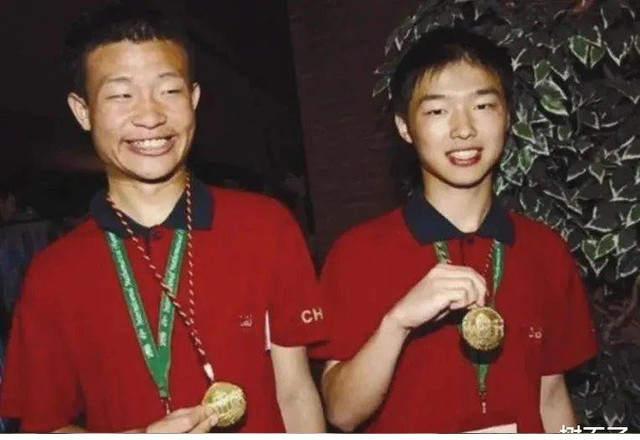 Vi Đông Dịch (trái) từng hai lần đoạt Huy chương Vàng IMO với điểm tuyệt đối. vi-dong-dich-2.jpg