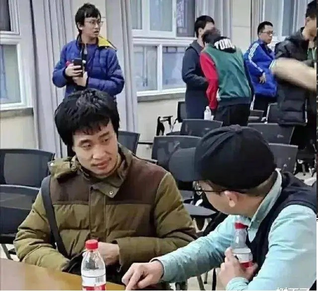 Vi Đông Dịch chăm chú lắng nghe ý kiến từ các sinh viên trong lớp học. vi-dong-dich-3.jpg