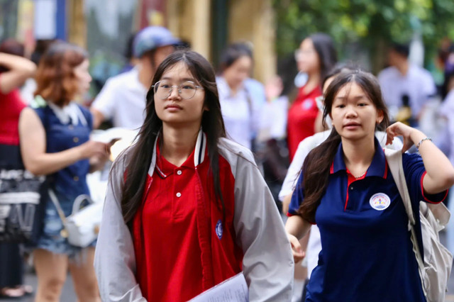 Thí sinh tham dự kỳ thi vào lớp 10 chuyên của Hà Nội sáng 9/6. Ảnh: Duy Khánh. chuyen-toan.png
