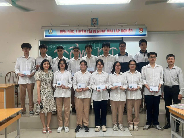 Em Quyết (thứ 2 từ phải sang) nhận phần thưởng cùng các bạn cho thành tích học tập. Ảnh: NVCC. z6809818512148-e96c9ae08dfea024a1c8adb5ca56a26b.jpg
