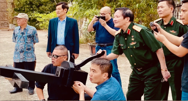 Thượng tướng, Viện sĩ, Tiến sĩ, Anh hùng LLVTND Việt Nam Nguyễn Huy Hiệu (cầm nỏ thần); Trung tướng, GS.TS. Nguyễn Đình Chiến; Đại tá, GS.TS, Lê Đình Sỹ; Đại tá, GS.TS Vũ Tang Bồng (đội mũ ngoài cùng bên trái); cung thủ Phạm Quang Minh cùng kỹ sư Vũ Đình Thanh (đầu tiên hàng dưới) bắn nỏ thần phục dựng. Ảnh: NVCC. tuong-hieu-va-ks-thanh-ban-no.jpg