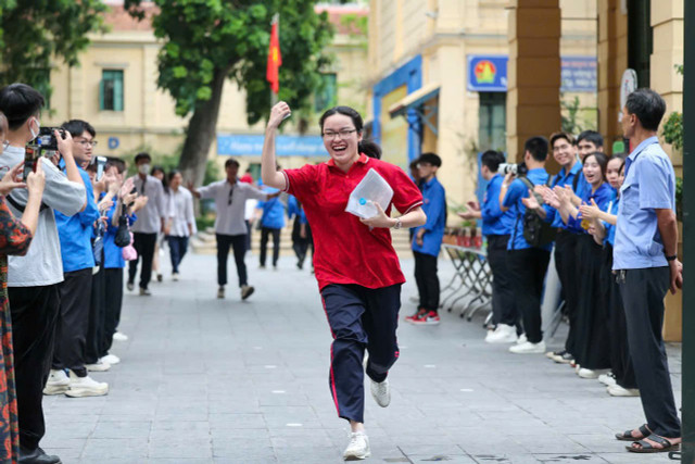 Thí sinh phấn khởi kết thúc môn thi buổi sáng nay, cũng là kết thúc Kỳ thi tốt nghiệp THPT 2025. Ảnh: Minh Sơn (CP) ts.jpg