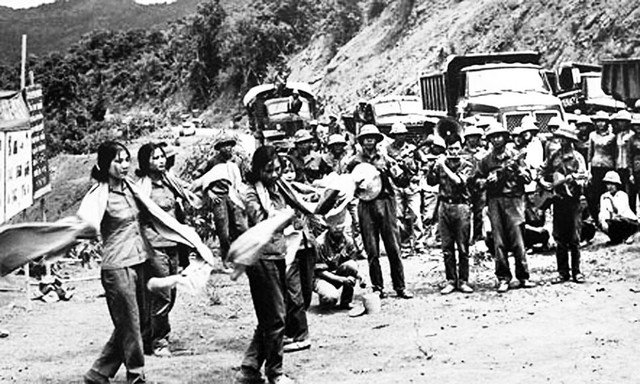 Văn công biểu diễn trên Đường Trường Sơn. Ảnh tư liệu. truong-son.jpg