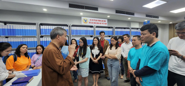 GS Nguyễn Anh Trí đang giới thiệu di sản của các nhà khoa học cho khách tham quan. Ảnh: NVCC. gs-nguyen-anh-tri-2jpg.jpg