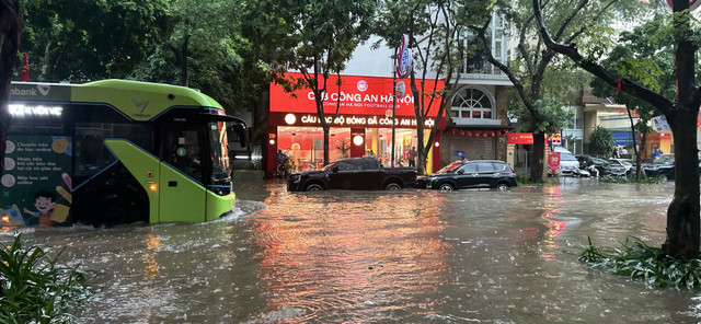 Xe bus "rẽ sóng" trên "đường sông". mua-ngap-3.jpg