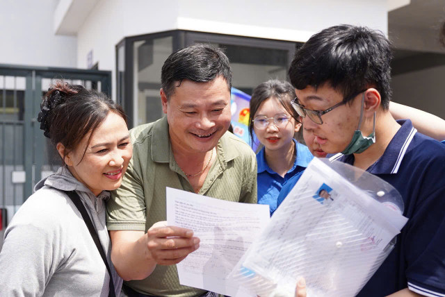 Trần Hải Nam và bố mẹ xem lại đề thi môn Ngữ văn. tran-hai-nam.jpg