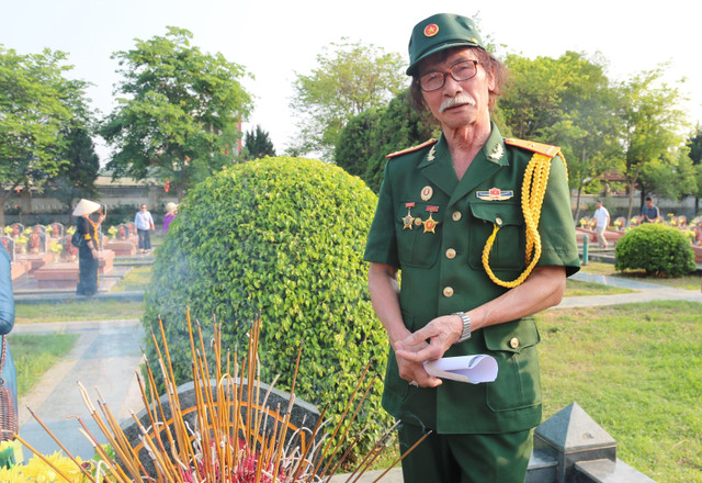 Cựu chiến binh Đỗ Mạnh Hùng xúc động trong Nghĩa trang liệt sĩ A1 Điện Biên Phủ. Ảnh: Mai Nguyễn. bac-manh-hung.jpg