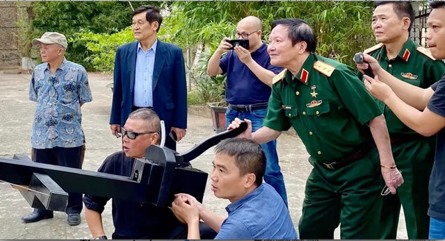 Thượng tướng, Viện sĩ, Tiến sĩ, Anh hùng LLVTND Việt Nam Nguyễn Huy Hiệu (cầm nỏ thần) ; Trung tướng, GS.TS. Nguyễn Đình Chiến, Đại tá, GS.TS, Lê Đình Sỹ; Đại tá, GS.TS Vũ Tang Bồng (đội mũ ngoài cùng bên trái) cùng kỹ sư Vũ Đình Thanh (đầu tiên hàng dưới) bắn nỏ thần phục dựng. Ảnh: NVCC. vu-dinh-thanh.jpg