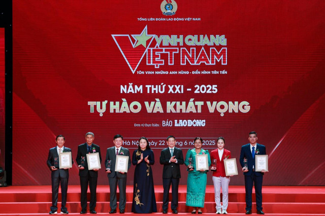 Tiến sĩ Ngô Sô Phe (người đứng thứ ba bìa phải) là 1 trong 19 tập thể, cá nhân được vinh danh tại Chương trình Vinh quang Việt Nam 2025. Ảnh: Trần Quý (TT). ngo-so-phe.jpg