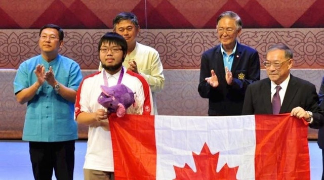 Zhuo Qun (Alex) Song nhận HCV tại IMO 2015. math-alex-song-imo.jpg