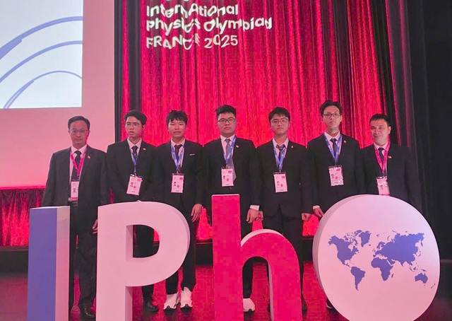 Đội tuyển quốc gia Việt Nam tham dự IPhO 2025 (từ trái sang phải): PGS,TS Đặng Đức Vượng, Phó Trưởng đoàn; Nguyễn Công Vinh (Huy chương Bạc); Nguyễn Thế Quân (Huy chương Vàng); Trương Đức Dũng (Huy chương Bạc); Lý Bá Khôi (Huy Chương Bạc); Trần Lê Thiện Nhân (Huy chương Bạc); PGS,TS Đỗ Danh Bích, Trưởng đoàn. quan-2.jpg