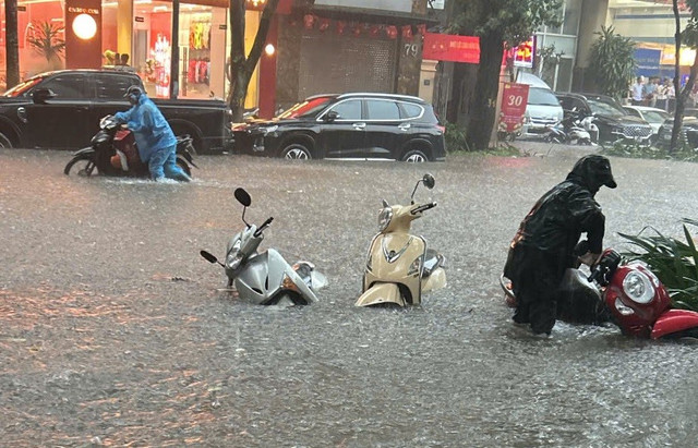 Đường thành "sông" trên phố Trần Hưng Đạo sau cơn mưa lớn. mua-ngap-4.jpg
