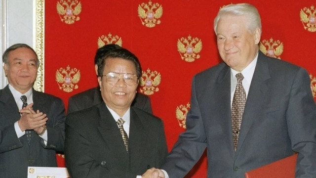 Chuyến thăm của Chủ tịch nước Trần Đức Lương tới Liên bang Nga tháng 8/1998 đã tạo bước đột phá mới trong quan hệ hợp tác nhiều mặt giữa hai nước. Lần đầu tiên, Tổng thống Nga Boris Yeltsin khẳng định Nga coi Việt Nam là đối tác chiến lược ở Đông Nam Á. Ảnh: Tư liệu TTXVN. 11-tran-duc-luong.jpg