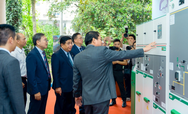 Phó Thủ tướng Chính phủ Nguyễn Chí Dũng thăm công trình đạt giải của ACIT. tu-dien.jpg