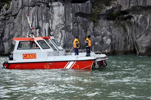 Các xuồng thuộc Phòng Cảnh sát Phòng cháy chữa cháy và Cứu nạn cứu hộ (Công an tỉnh Quảng Ninh) tham gia tìm kiếm khu vực trên vịnh Hạ Long, ngày 23/7. Ảnh: Đức Hiếu/TTXVN Các xuồng thuộc Phòng Cảnh sát Phòng cháy chữa cháy và Cứu nạn cứu hộ (Công an tỉnh Quảng Ninh) tham gia tìm kiếm khu vực trên vịnh Hạ Long, ngày 23/7. Ảnh: Đức Hiếu/TTXVN
